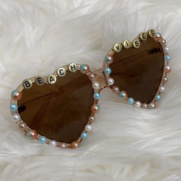 Accessories - BEACH VIBES HEART SHAPED SUNGLASSES